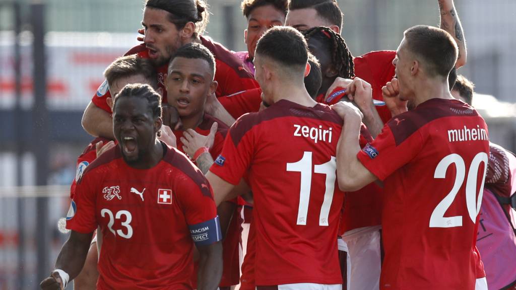 Jordan Lotomba (23) freut sich über den Schweizer Siegtreffer im Auftaktspiel gegen England