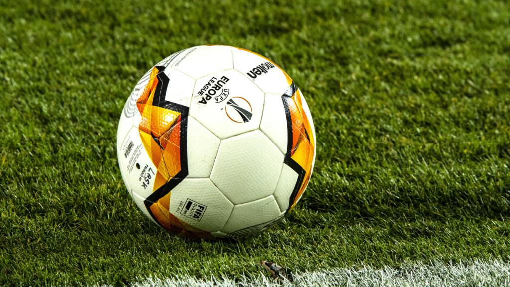 Die UEFA rät die nationalen Fussballverbände davon ab, die Saison abzubrechen. (Symbolbild)