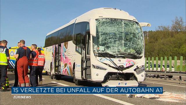 15 Verletzte bei Kollision von Reisecar und zwei LKWs