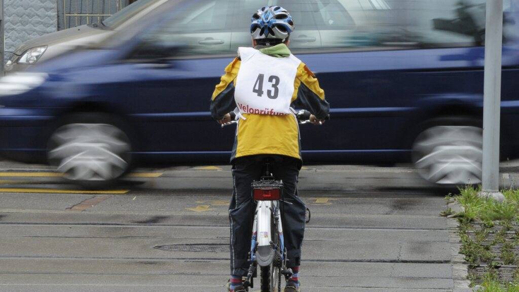 Veloprüfung und Verkehrsunterricht soll die Stadt Zürich auch an Privatschulen anbieten. Der Stadtrat prüft das Anliegen. (Archivbild)