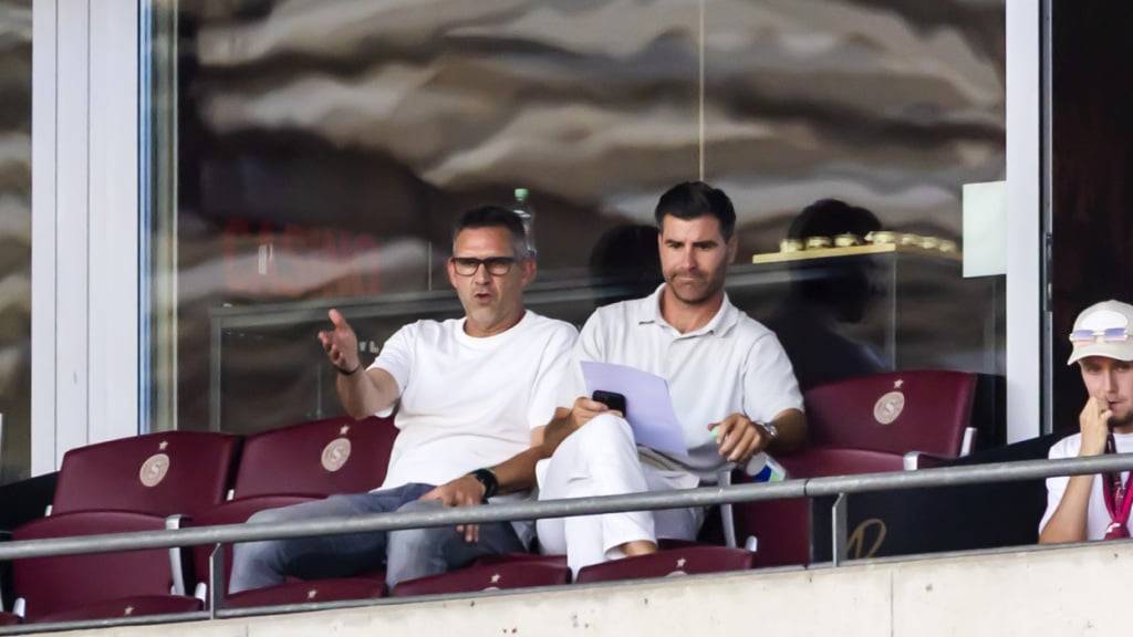 Der Franzose Jocelyn Gourvennec (links) verfolgte bereits am Sonntag das Spiel seiner neuen Mannschaft Servette zuhause gegen die Grasshoppers