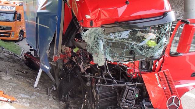 Lastwagen kracht in Unterhaltsdienst-Fahrzeug