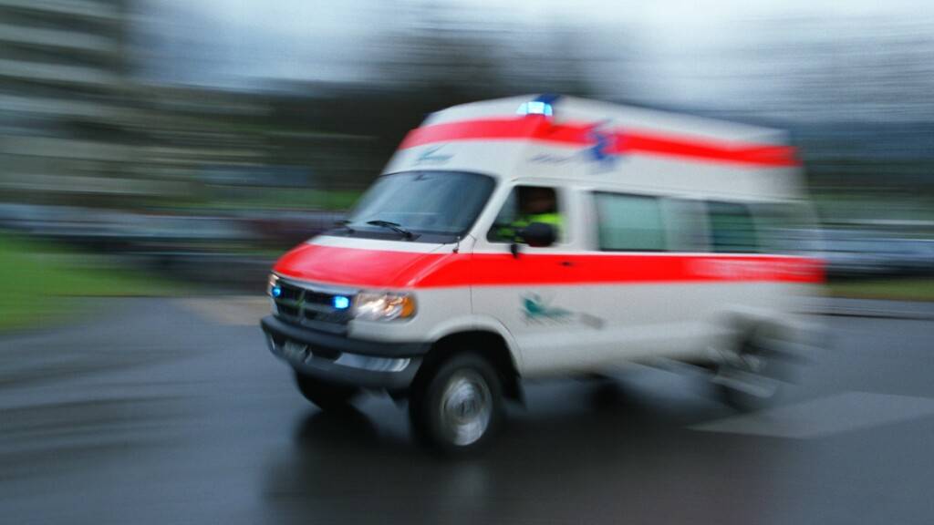 Der angefahrene Knabe wurde von einer Ambulanz ins Spital gefahren. (Symbolbild)