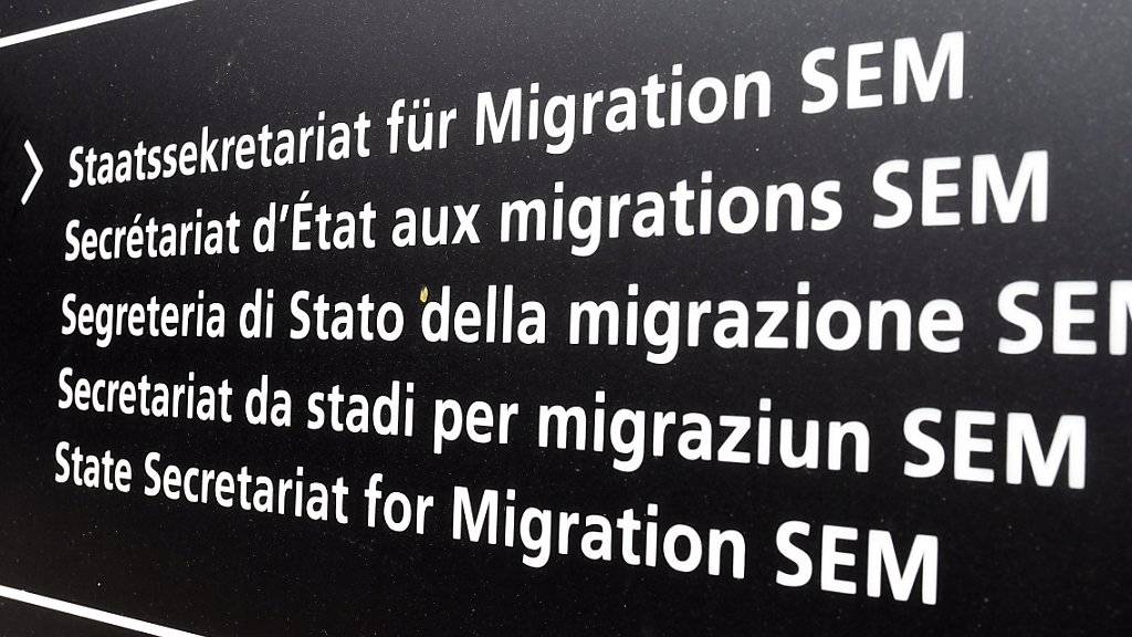 Das Staatssekretariat für Migration (SEM) hat bei der Einführung der beschleunigten Asylverfahren mit Verzögerungen bei IT-Instrumenten zu kämpfen, schreibt die Finanzkontrolle. (Themenbild)