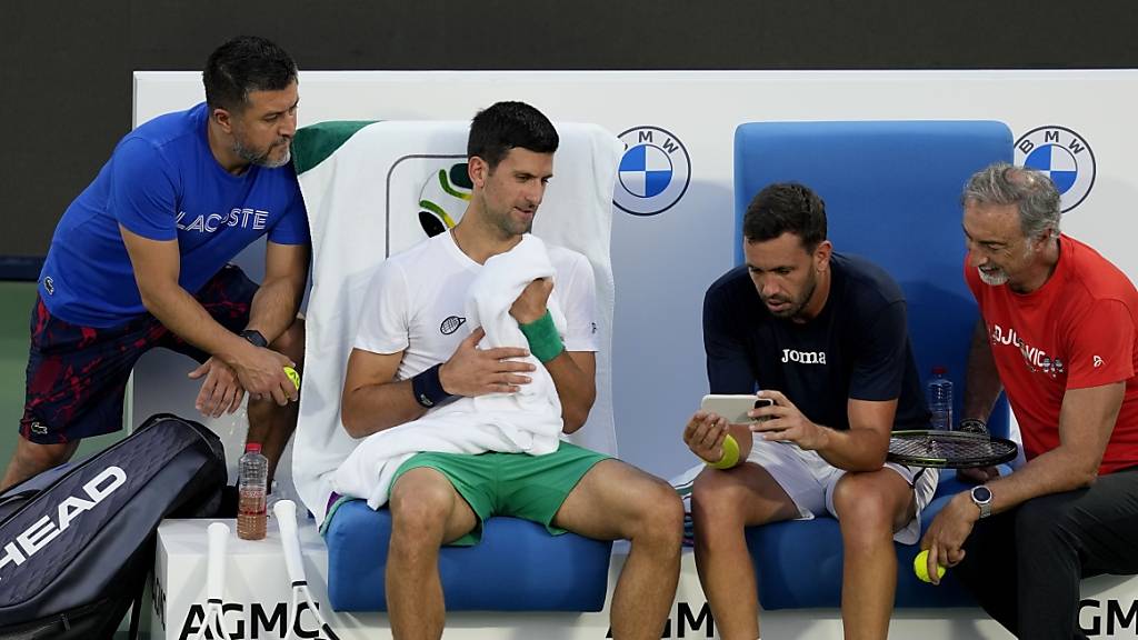 Novak Djokovic wendet sich vom langjährigen Trainer Marian Vajda (links) ab.