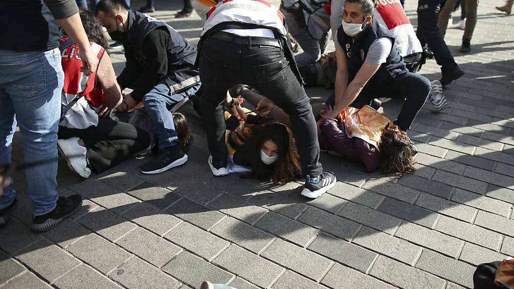 Polizisten nehmen Demonstrantinnen fest, nachdem diese versucht haben, während eines Protests durch eine Polizeiabsperrung zum Taksim-Platz im Stadtzentrum zu gelangen. Foto: Emrah Gurel/AP/dpa