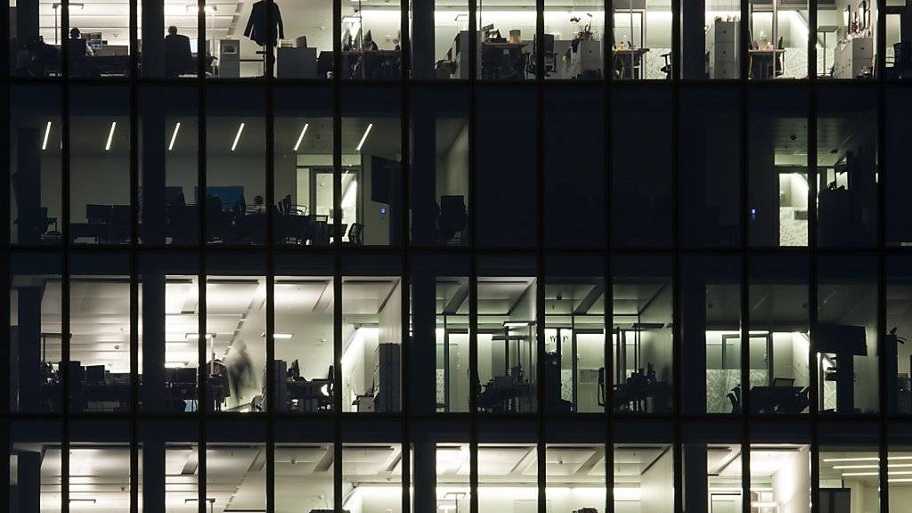 Firmen haben oft Mühe, vakante Positionen neu zu besetzen: Angestellte im Prime Tower in Zürich. (Symbolbild)
