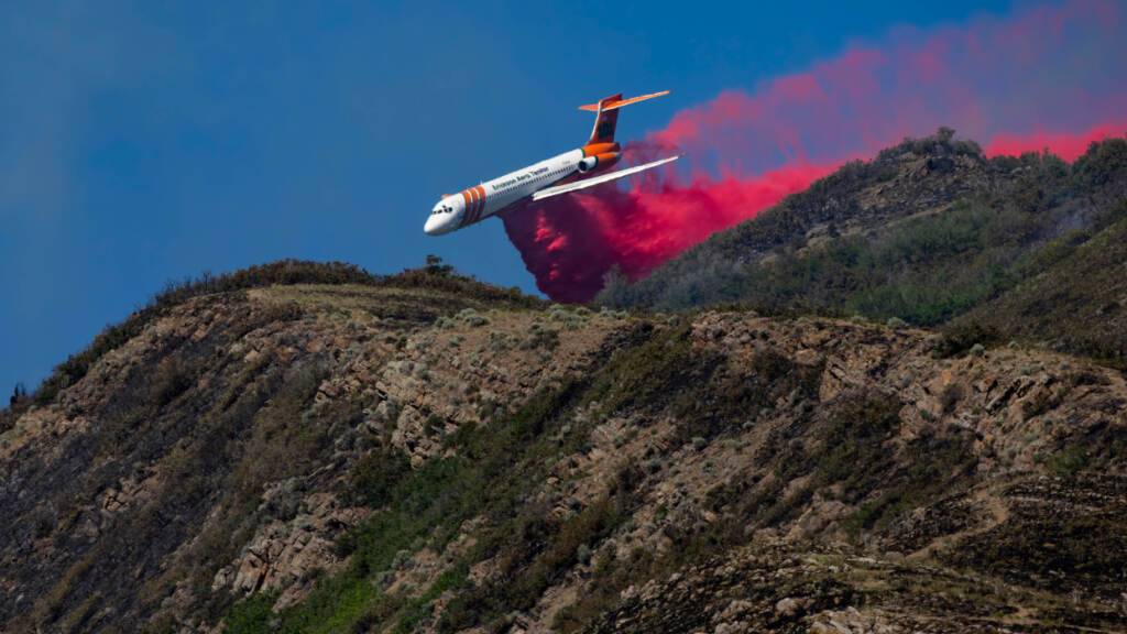 dpatopbilder - Ein Erickson Aero Tanker wirft Löschmittel auf einen Waldbrand oberhalb der University of Utah in Salt Lake City ab. Foto: Rio Giancarlo/The Deseret News/AP/dpa - ACHTUNG: Nur zur redaktionellen Verwendung und nur mit vollständiger Nennung des vorstehenden Credits