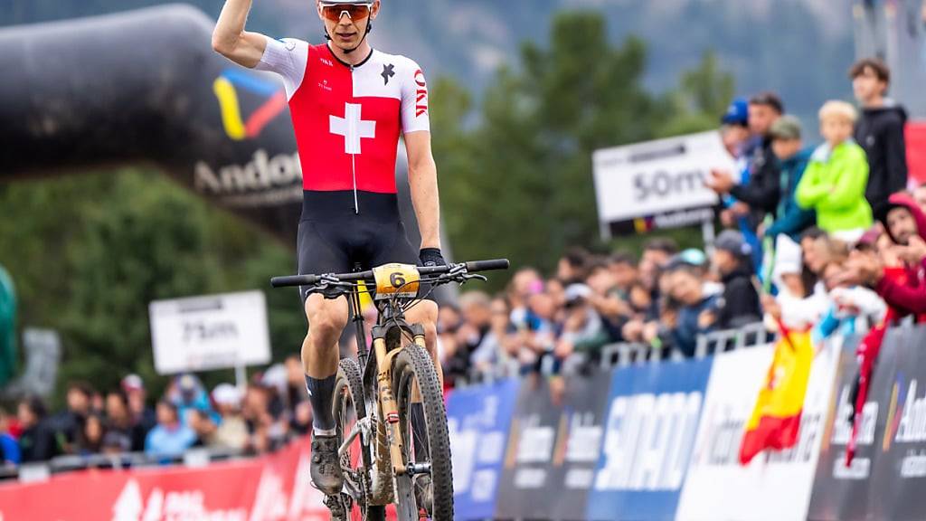 Der St. Galler Dario Lillo freut sich an der Mountainbike-WM in Andorra über seinen 2. Platz bei der U23