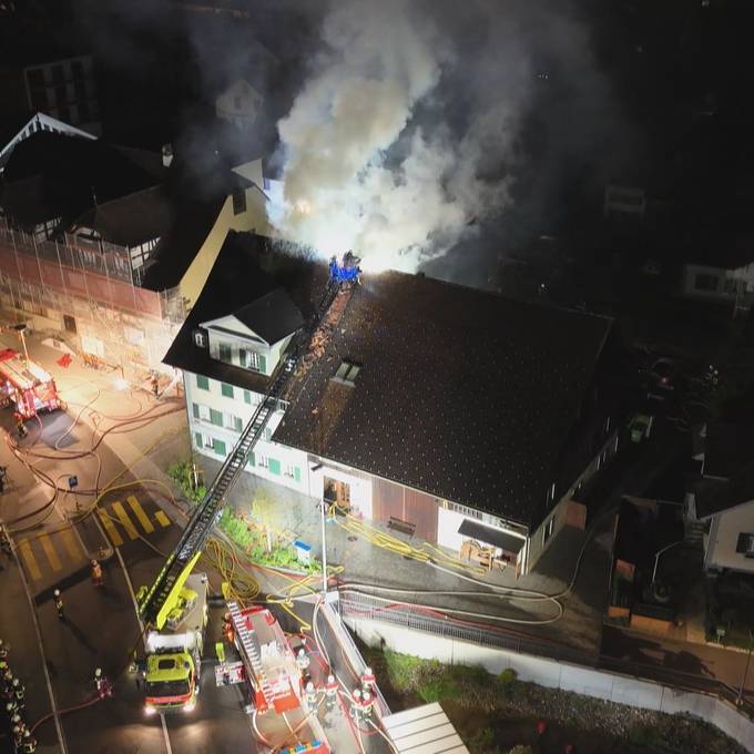 Acht Personen nach Grossbrand in Ortsmuseum verletzt