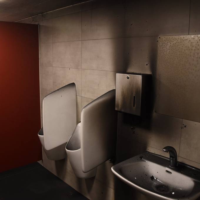 Brandstifter zünden WC an