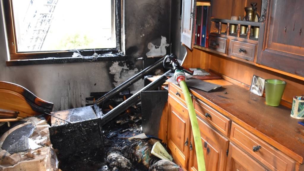 Bei einem Wohnungsbrand in Thusis verletzte sich eine Person leicht.
