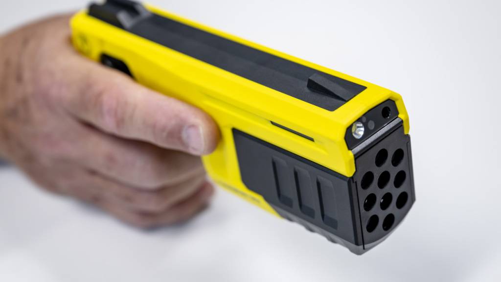 Die Kantonspolizei Schwyz setzte gegen den aggressiven Patienten einen Taser ein. (Archivaufnahme)