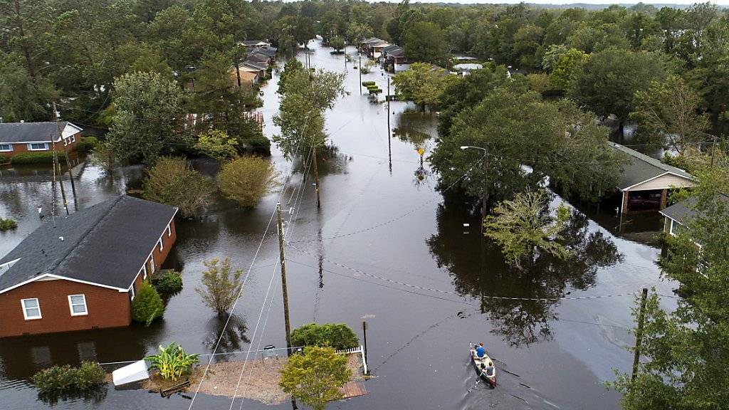In New Bern (North Carolina) traten gleich zwei Flüsse meterhoch über die Ufer und überschwemmten Teile der Stadt.