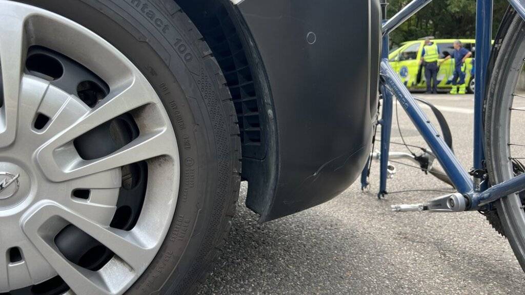 In Riehen ist am Dienstagmittag ein Velofahrer von einem Lieferwagen überrollt worden.