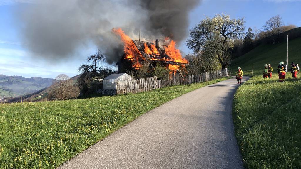 Feuer zerstört Wohnhaus vollständig – 90 Feuerwehrleute im Einsatz