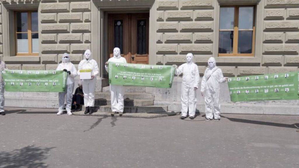 Mitglieder der Bewegung «Frühling2020» vor dem Bundeshaus in Bern. Sie übergaben dort eine Petition mit über 55'000 Unterschriften ans Eidgenössische Parlament.