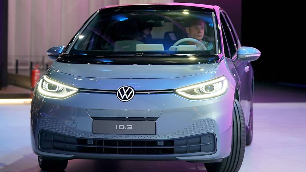 Nach einigen Wochen Verspätung hat Volkswagen jetzt die ersten Exemplare seines absehbar wichtigsten Modells ID.3 auf den Markt gebracht. (Archivbild)