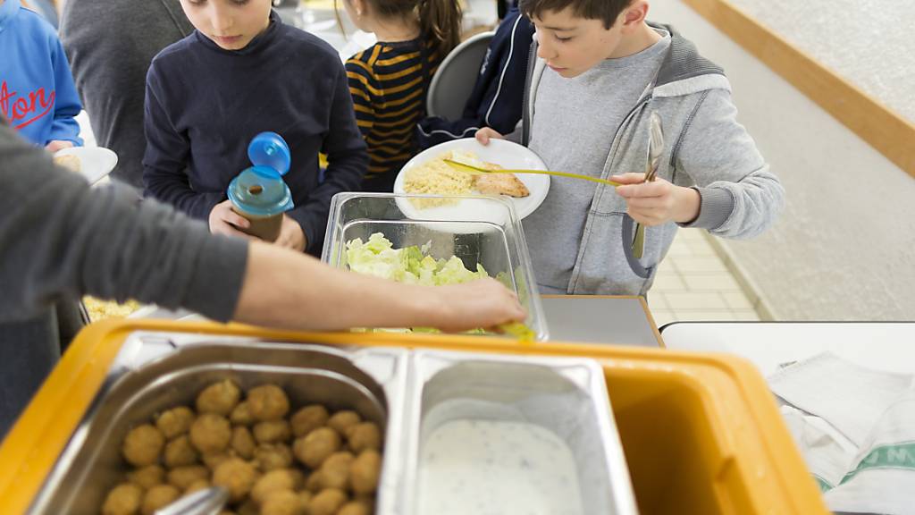 Mit der Umsdtzung der Tagesschule sollen in der Stadt Luzern die Kinder den Mittag künftig in der Schule verbringen. (Symbolbild)