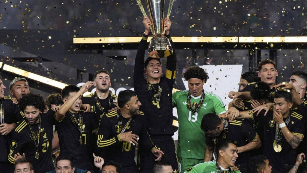 Mexikos Captain Edson Álvarez (Nummer 4) stemmt nach dem Finalsieg gegen die USA den Siegerpokal in die Höhe