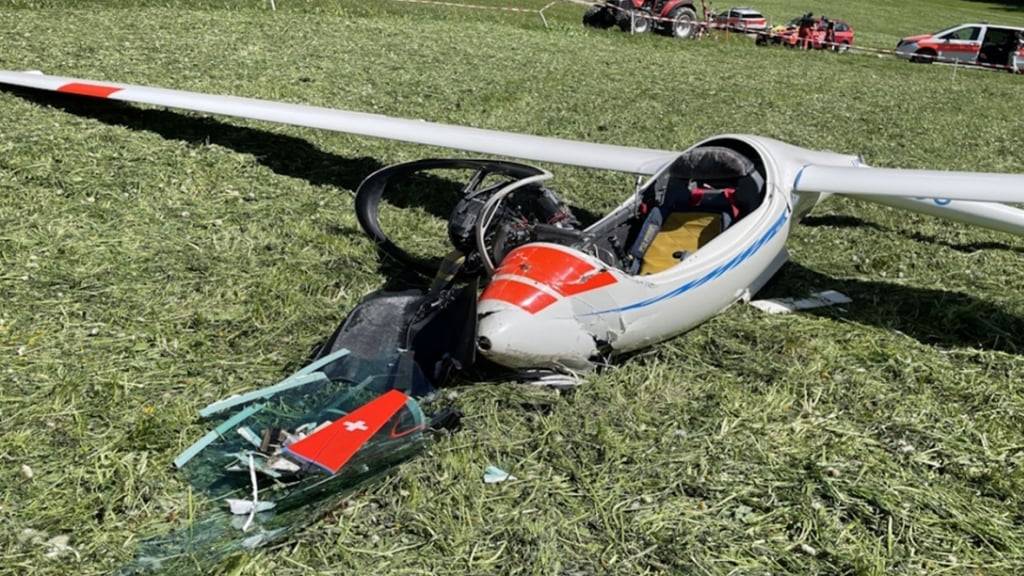 Die Rega lieferte den Piloten mit unbekannten Verletzungen ins Spital ein.