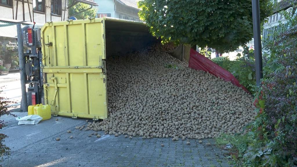 «Falsch» abgeladen: In Aarwangen verliert ein Aargauer LKW tonnenweise Kartoffeln