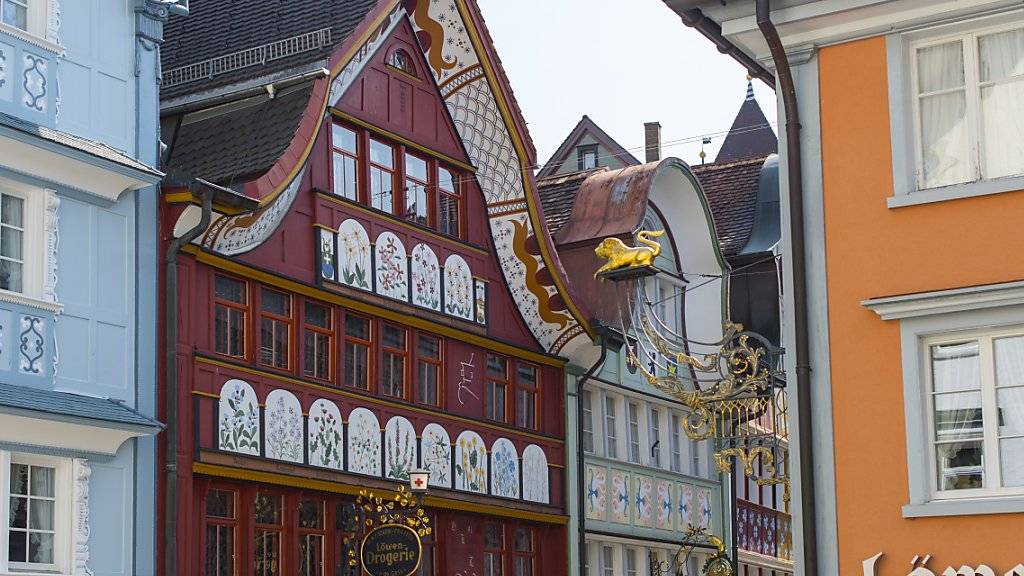 Blick auf das Haus Löwen mit Fassadenmalerei von Johannes Hugentobler. Das Museum Appenzell würdigt den Maler mit einer Sonderausstellung.