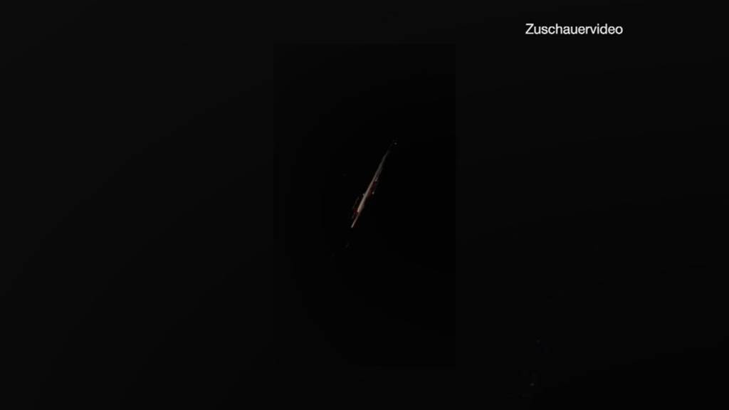 Verglühender Satellit über der Schweiz