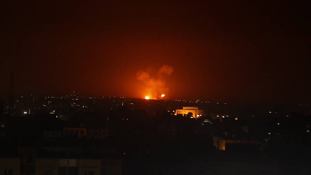 Eine Explosion in Gaza nach israelischen Luftangriffen auf Ziele des Islamischen Dschihad in Gaza und in Syrien. Zuvor waren 20 Raketen aus dem Gazastreifen auf Israel abgefeuert worden.