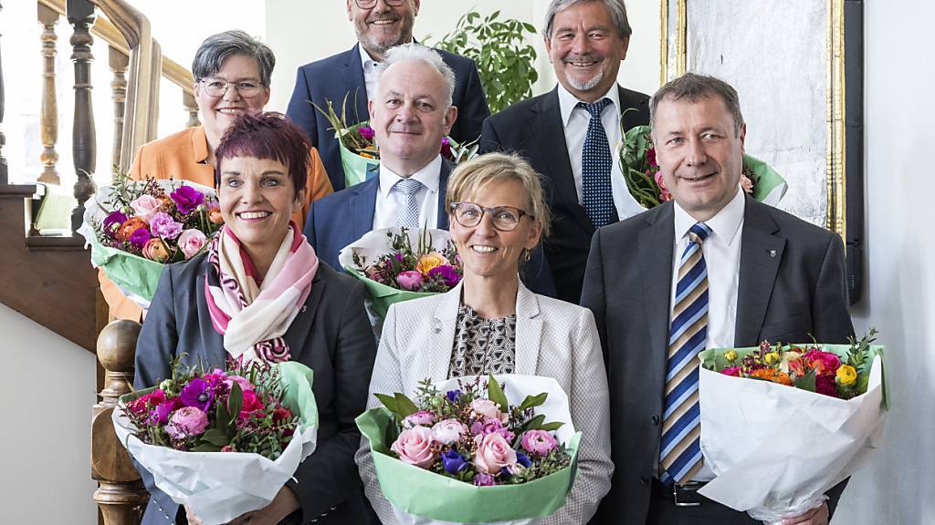 Sie wollen ein höheres Pensum: Die aktuellen Nidwaldner Regierungsmitglieder Therese Rotzer (Mitte) Michèle Blöchliger (SVP, Peter Truttmann (GLP), Joe Christen (FDP), Karin Kayser-Frutschi (Mitte), Res Schmid (SVP) und Othmar Filliger (Mitte).