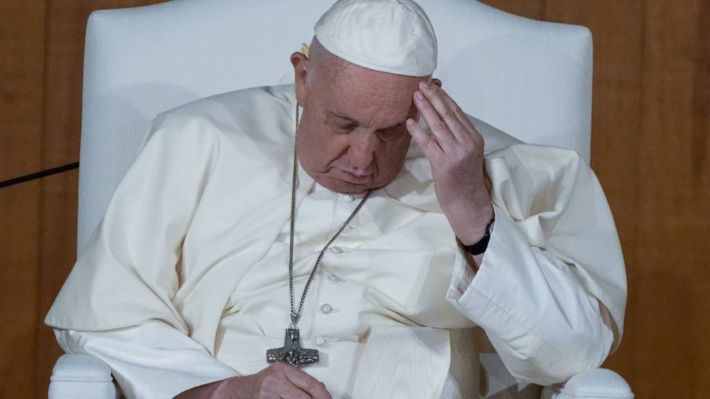 ARCHIV - Papst Franziskus hat wegen einer Atemwegserkrankung seine Reise nach Dubai für die Weltklimakonferenz am kommenden Wochenende abgesagt. Foto: Gregorio Borgia/AP/dpa