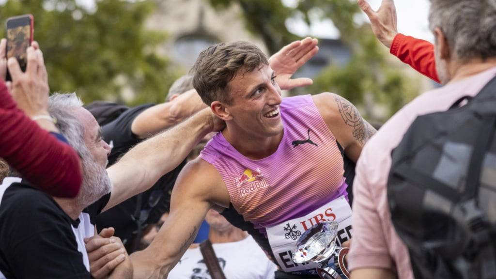 Simon Ehammer wird nach dem zweiten Gewinn der Diamond Trophy von allen Seiten beglückwünscht