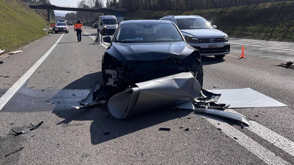Das Auto krachte in eine Blechrolle, die von einem entgegenkommenden Lastwagen fiel.