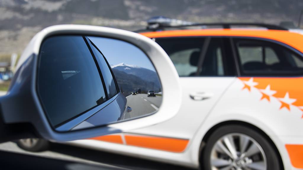 Die Walliser Kantonspolizei hat in Brig-Glis einen Autofahrer gestoppt, der mit 165 km/h doppelt so schnell fuhr als erlaubt. (Themenbild)