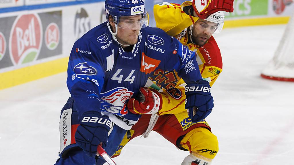 Ein sicherer Wert in der Verteidigung der ZSC Lions: Mikko Lehtonen (vorne) drängt in dieser Szene Biels Luca Hischier ab.