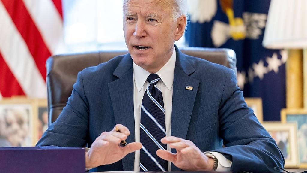 Joe Biden, Präsident der USA, sitzt an seinem Schreibtisch im Oval Office. Foto: Andrew Harnik/AP/dpa