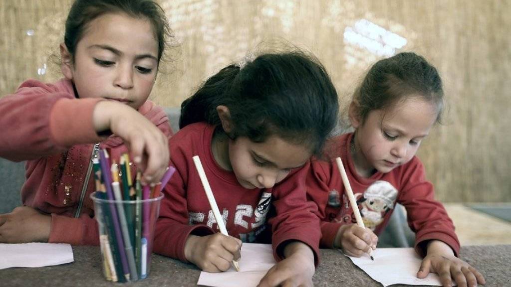 Flüchtlingskinder im griechischen Flüchtlingslager Idomeni während einer Lektion Zeichnen. Bis Ende Oktober soll allen mehr als 20'000 minderjährigen Flüchtlingen des Landes der Schulbesuch ermöglicht werden. (Archiv)