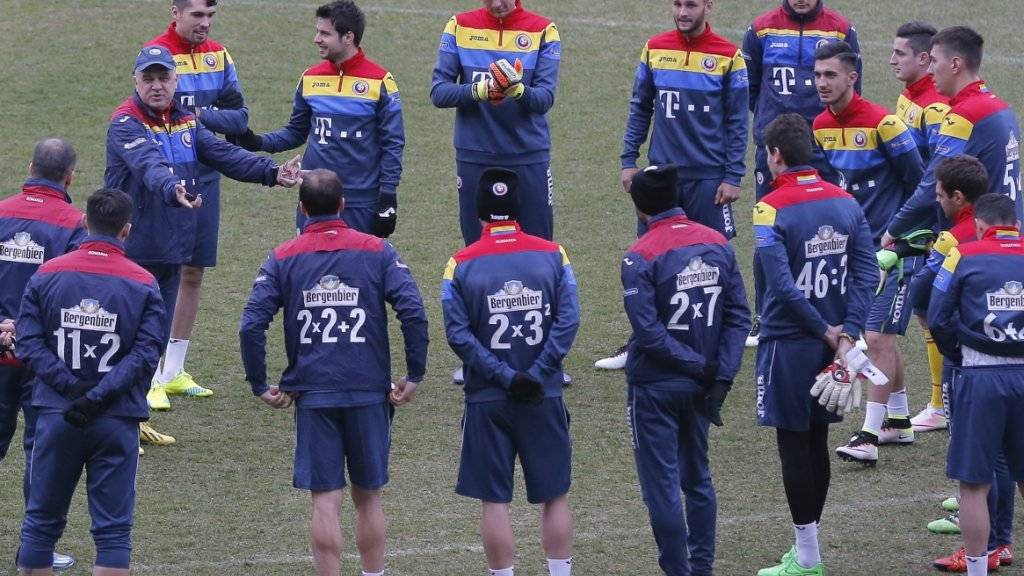 Mathe-Lektion auf dem Fussballplatz: Rumäniens Fussball-Nationalmannschaft lässt die Rückennummern errechnen.