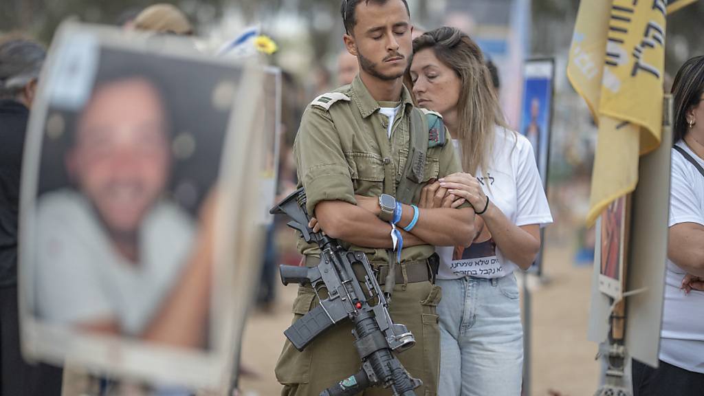 dpatopbilder - Angehörige und Freunde trauern auf dem Gelände des Nova Festivals anlässlich des ersten Jahrestages des Hamas-Angriffs auf Israel. Foto: Ilia yefimovich/dpa