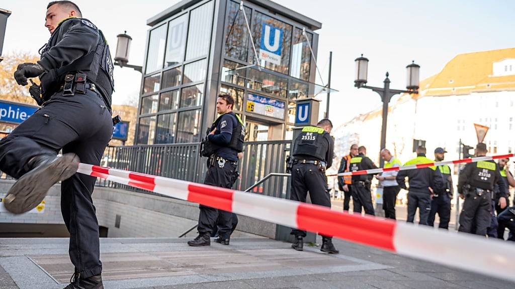 Berliner Polizisten stehen nach einer Gewalttat dem dem U-Bahn Eingang Sophie-Charlotte-Platz. Foto: Fabian Sommer/dpa