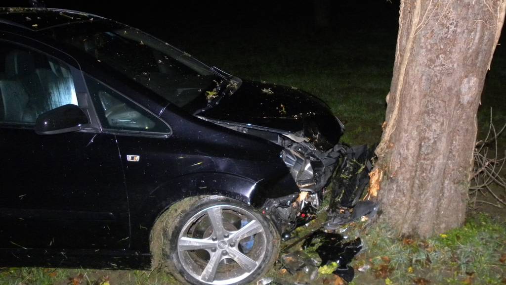 Alkoholisierter Autofahrer knallt frontal gegen Baum