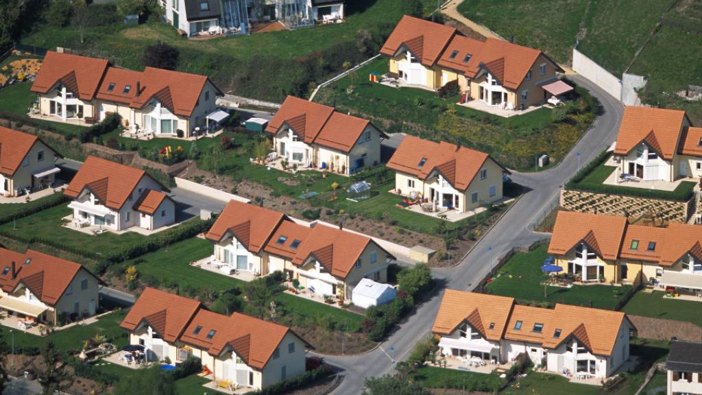 Gute Nachricht für Eigenheimsuchende: Die Preise von zum Kauf ausgeschriebenen Wohnobjekten sind im September leicht gesunken. Der Trend bei Mietobjekten geht derweil in die andere Richtung. (Archivbild)