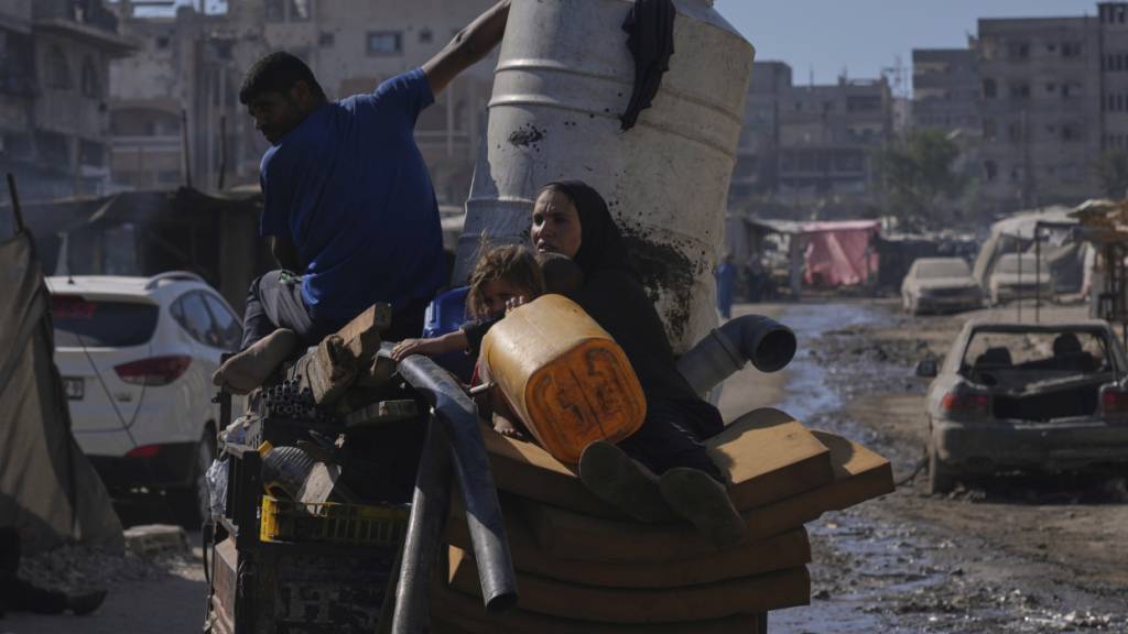 Vertriebene Palästinenser, die aus dem nördlichen Gazastreifen fliehen,fahren mit ihren Habseligkeiten auf einer Straße. Foto: Abdel Kareem Hana/AP/dpa