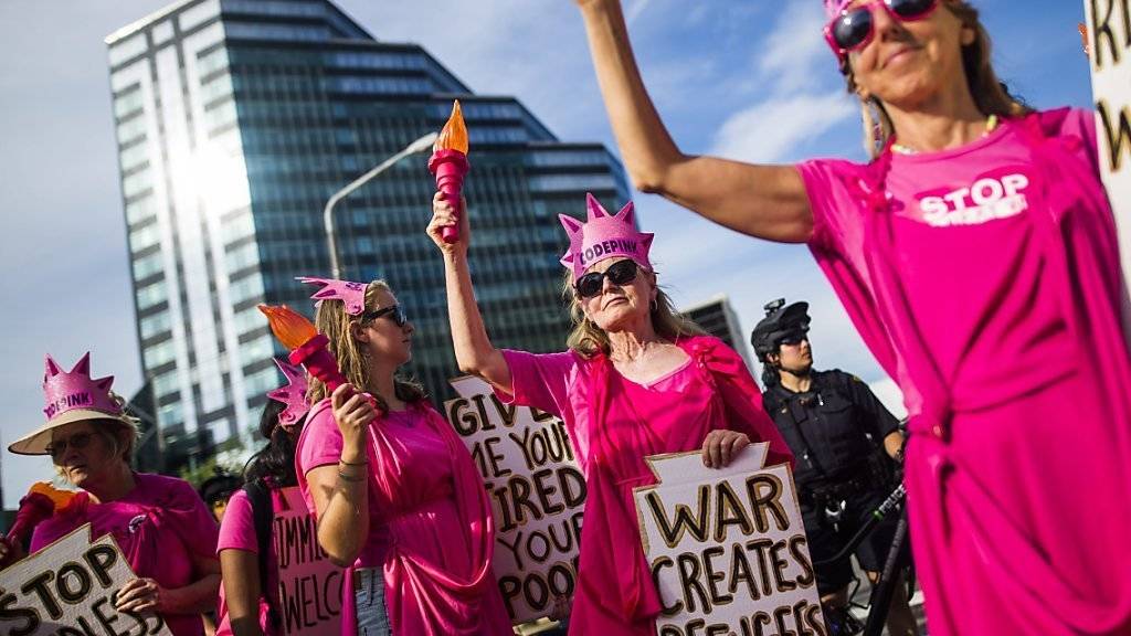 In Pink gegen Trump: Demonstranten versammeln sich vor dem Parteitag der Republikaner in Cleveland.