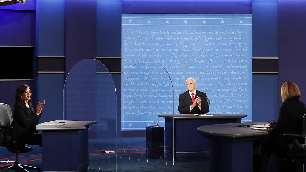 Im US-Wahlkampf haben sich die Kandidaten für das Vizepräsidentenamt Kamala Harris (links) und Mike Pence (Mitte) im Fernsehen duelliert.