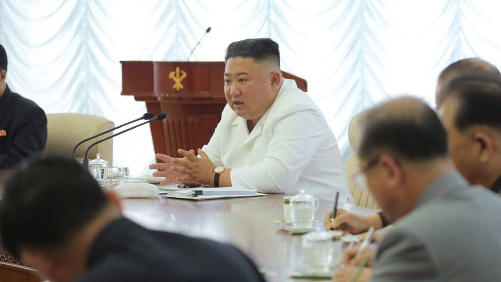 Dieses jüngst von der staatlichen Nachrichtenagentur KCNA zur Verfügung gestellte Foto zeigt Nordkoreas Machthaber Kim Jong Un (Mitte) während einer Sitzung des Politbüros.