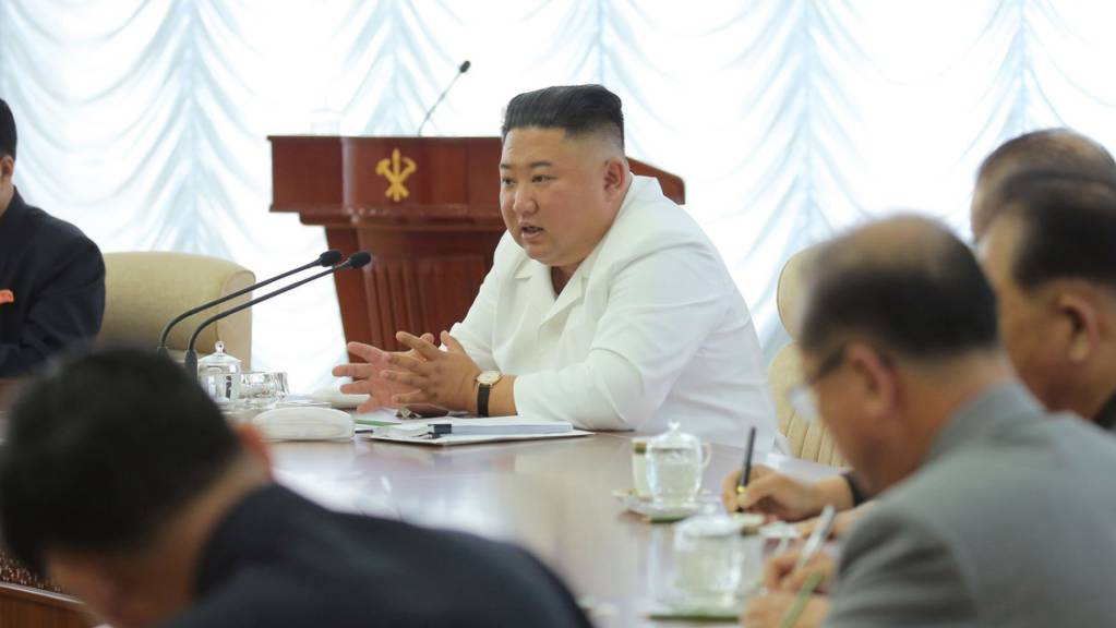 Dieses jüngst von der staatlichen Nachrichtenagentur KCNA zur Verfügung gestellte Foto zeigt Nordkoreas Machthaber Kim Jong Un (Mitte) während einer Sitzung des Politbüros.