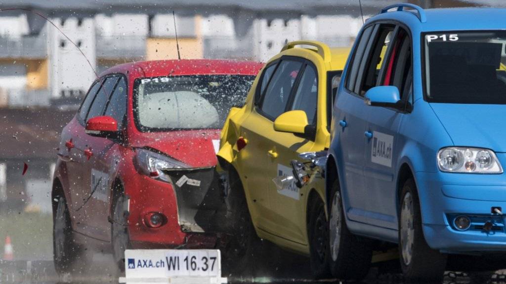 Ein Crashtest der AXA Winterthur simuliert einen Stau auf der Autobahn: Ein Autolenker erkennt die Situation rechtzeitig, der nachfolgende Fahrer ist durch sein Smartphone abgelenkt, bremst zu spät  und prallt mit 60 km/h in die stehende Kolonne.