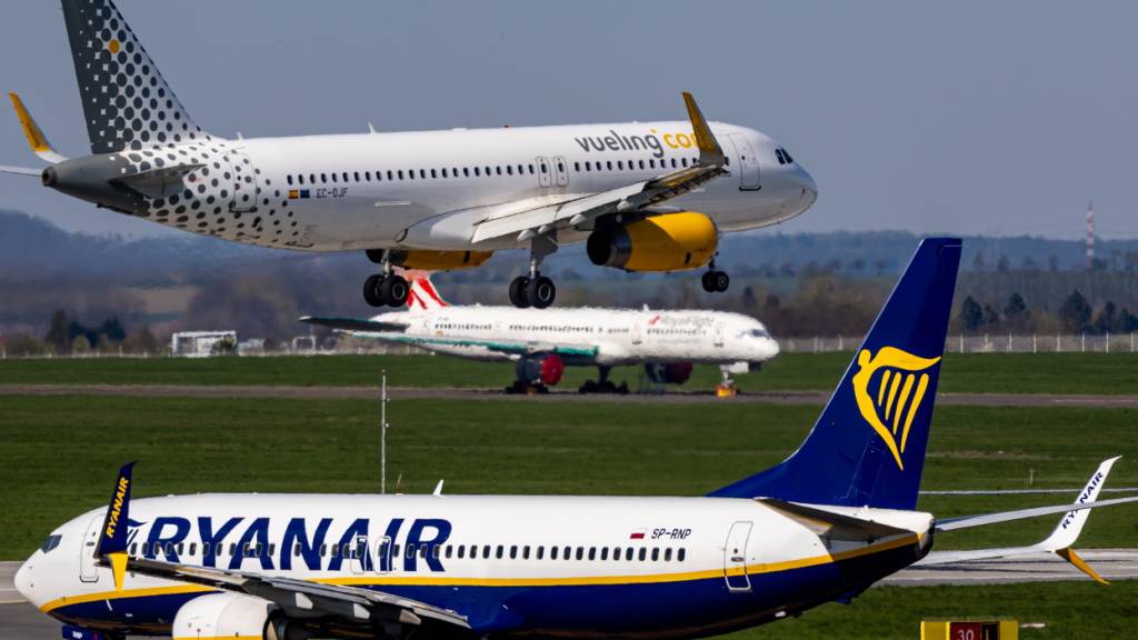 Die irische Billigfluggesellschaft Ryanair musste im ersten Quartal einen Gewinneinbruch hinnehmen. (Archivbild)