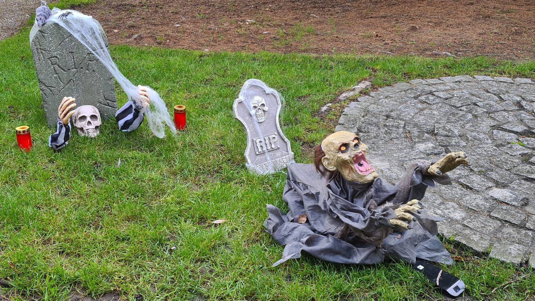 Teil der Halloween-Deko sind Zombies, welche aus Gräbern steigen...